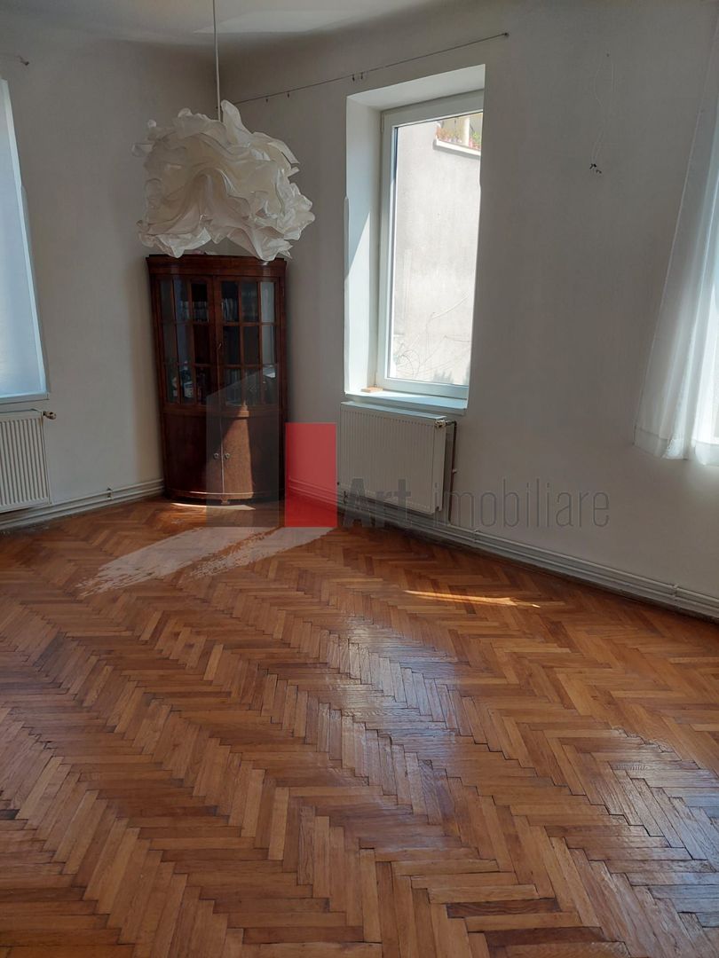 Apartamentul "MONARKI", et. 1 in vila, singur pe etaj, superb - Poză 1