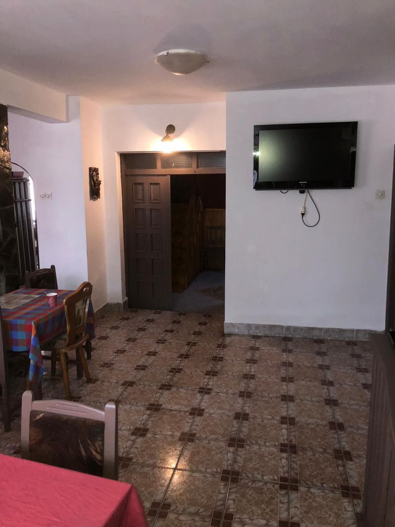 Vila Predeal 500 mp de renovat potential 6 apartamente 3 garaje - Poză 4