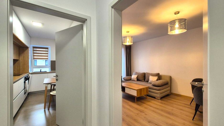 Zona Coresi, str. 13 Decembrie, apartament spațios, bloc nou, loc parcare - Poză 9