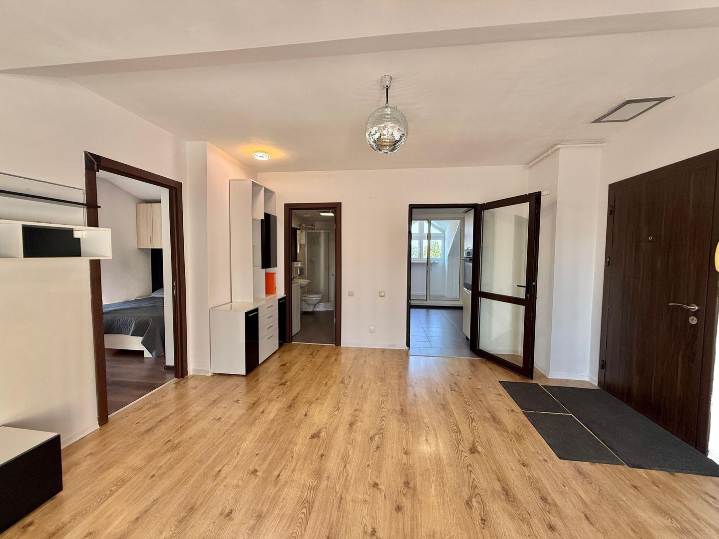 COSMOPOLIS - Apartament cu 2 camere si 2 terase, mobilat si utilat. - Poză 3