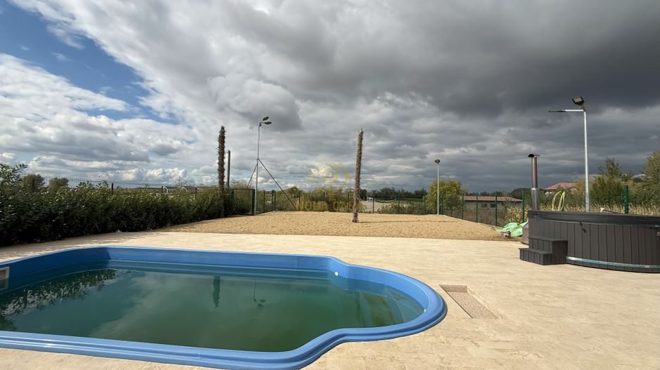 Vila de vanzare in APA-NORD  cu 2 Piscine/Zona de Relaxare/Acces lac - Poză 4