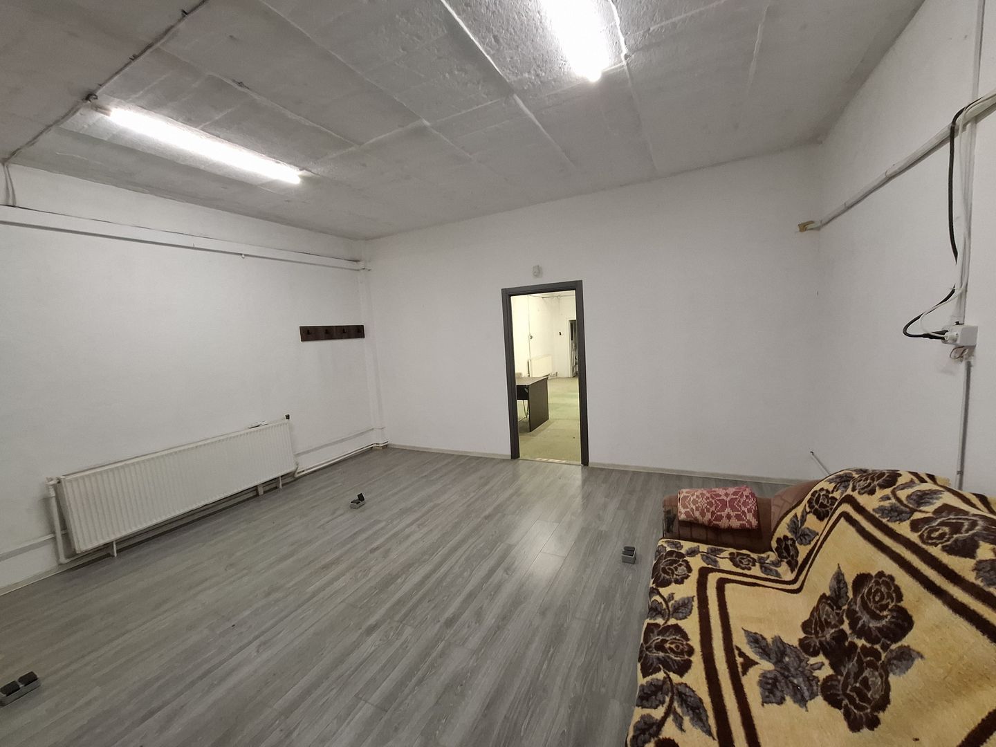 Hală renovată 240 mp, curent 220/380V, zona Mioriței – Bacău - Poză 4