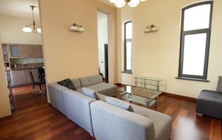 Apartament cu 3 camere de închiriat în zona Pța Unirii