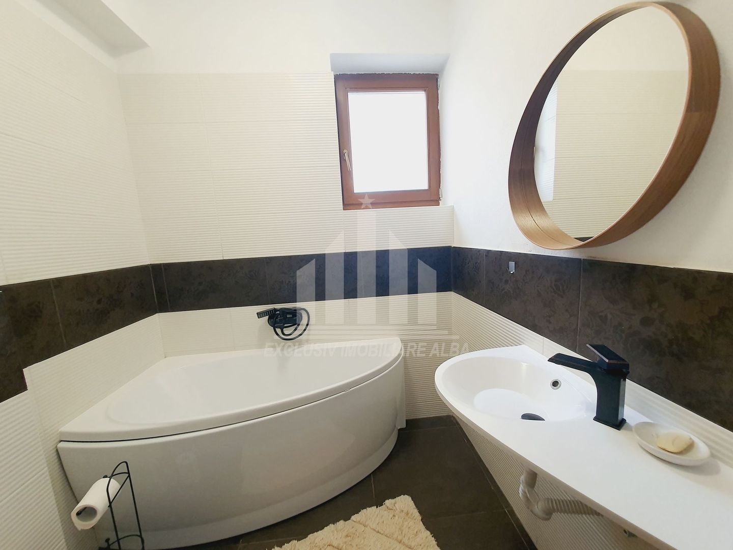 Vila tip conac cu 4 apartamente mobilate si utilate în Aiud - Poză 9