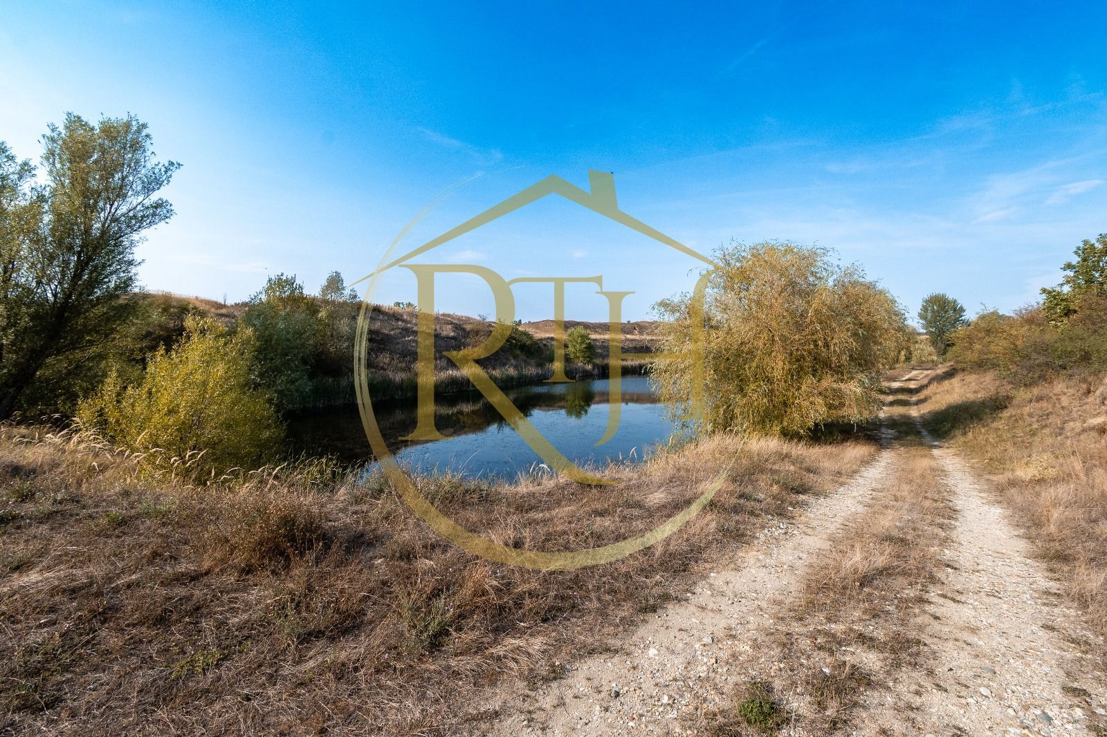 Investiție unică, 10 ha teren cu luciu de apă, ideal pentru turism și agrement! - Poză 13