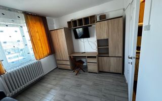 Garsonieră de închiriat în zona Podu Roș, la 10 minute de Palas Centru - Poză 2