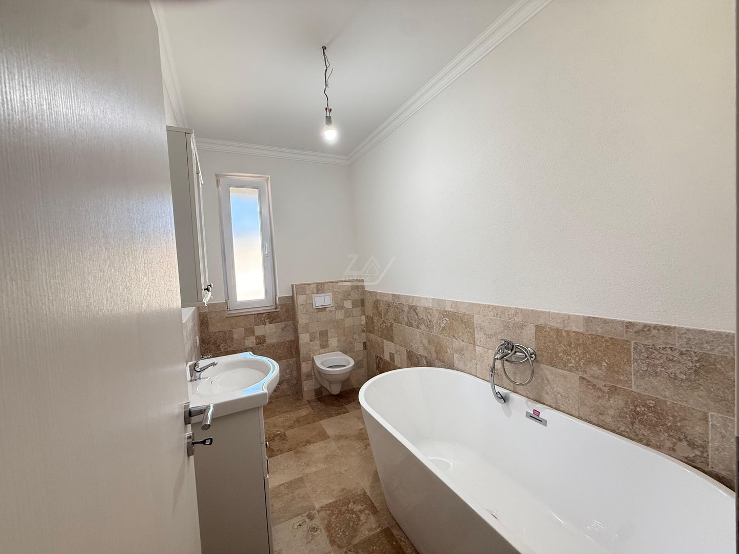 Locatie excelenta. Spatios 60 mp. Dressing. Asfalt. Loc de parcare. - Poză 4