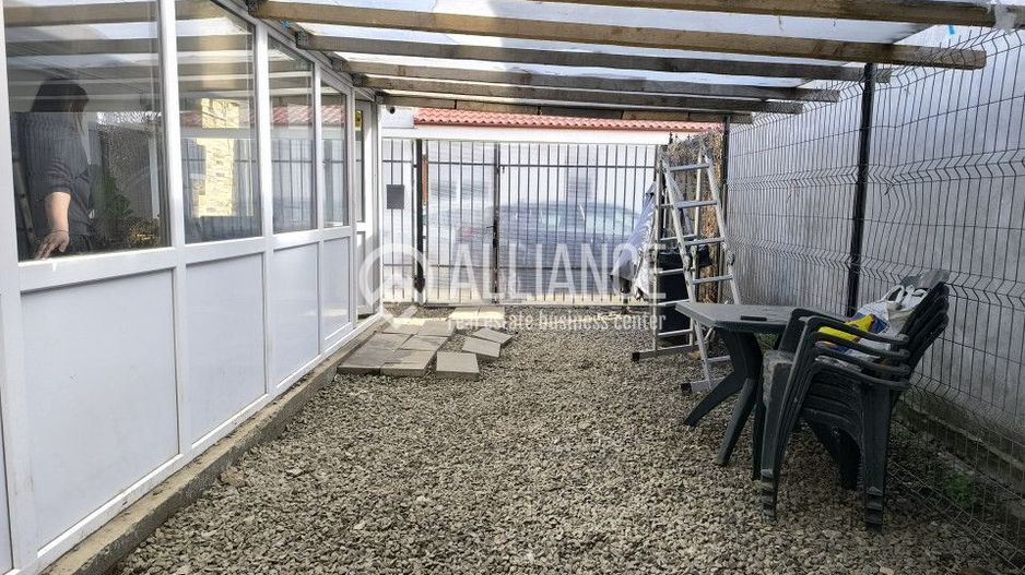 BRATIANU 2 COCOSI(COD03) - Casa si curte cu utilitati incluse ! - Poză 1