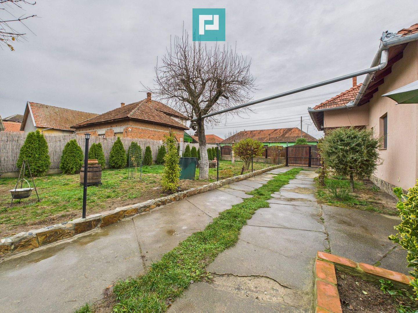 Casă renovată în localitatea Comănești, Arad - Poză 26