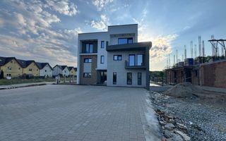 Apartament la Vila, 5 camere si gradina privata - Poză 2