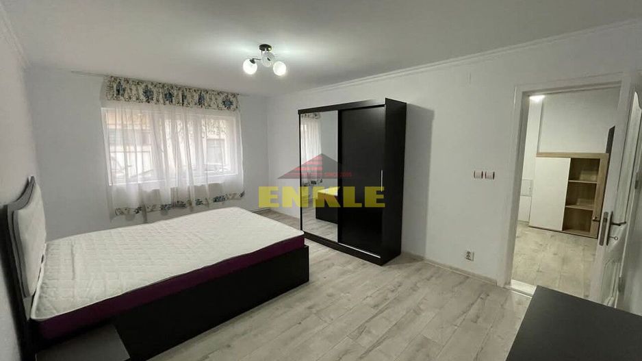 De închiriat apartament cu 3 camere, zona Piața Mare - Poză 4