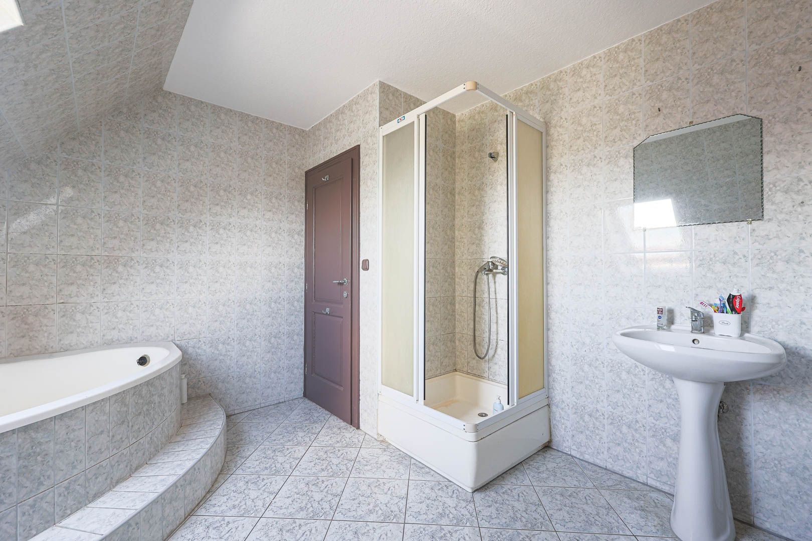 🏡 Visează la casa perfectă în Cartierul de Vest! 🌳 - Poză 9