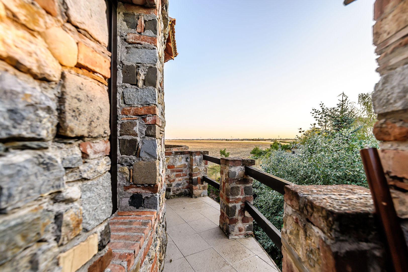 Oportunitate cu totul deosebită, la doar 7 km de Arad! - Poză 1