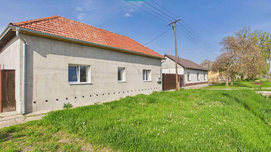 Casă renovată 4 camere si 1452 mp teren în Bătania - Poză 1