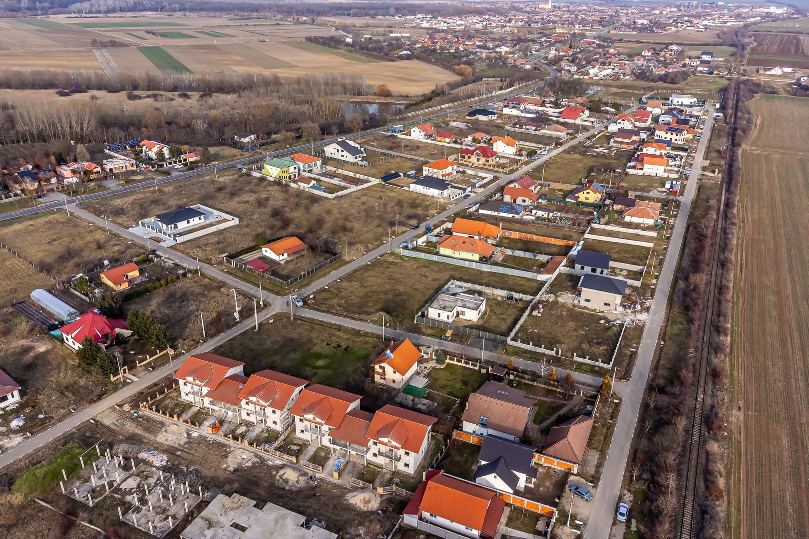 Teren generos, situat pe colt in cartierul nou din Calugareni - Poză 4