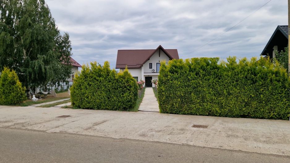 SE VINDE | Casa generoasă în Camirzani | Suceava - Poză 2