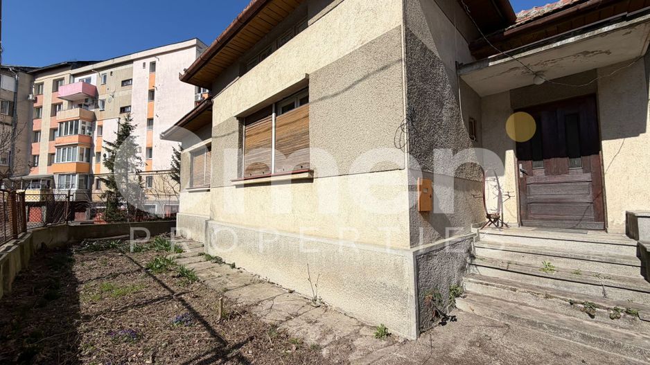 Casa de vanzare cu 446 mp teren si garaj, situata in zona centrala - Poză 2