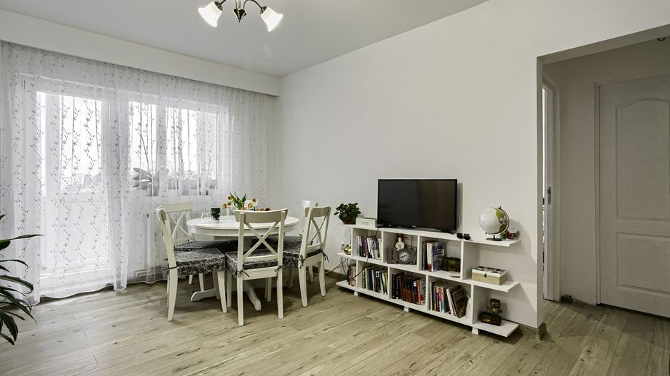 PROPRIETATE VÂNDUTĂ Apartament spatios cu 4 camere langa teatru - Poză 1
