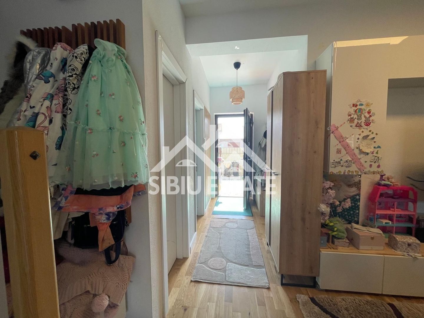 Duplex elegant cu 5 camere, 2 bai, curte in Cristian - Poză 10