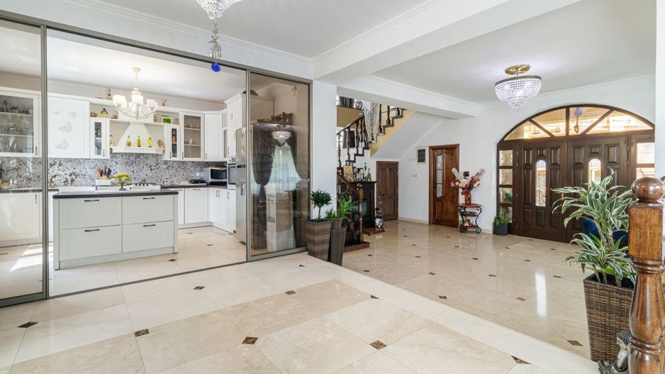 Vila impresionata 550mp util, 300mp teren - Poză 33
