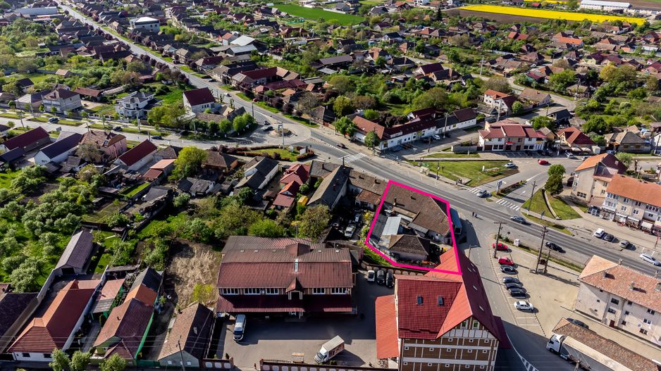 Imobil cu spații comerciale bine poziționat. pe DN în Pecica. - Poză 2