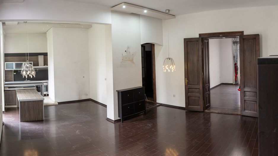 De vanzare Cladire bloc Istoric Central Arad D+P+E+M curte proprie - Poză 2