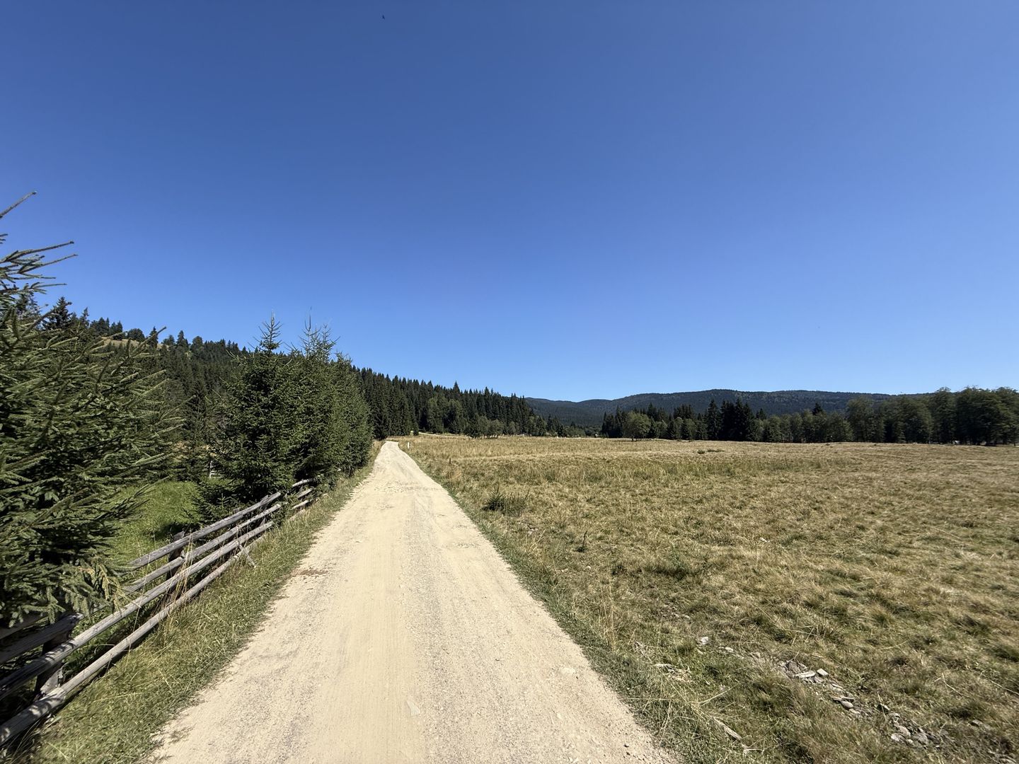 SUPER OCAZIE  - Teren intravilan, COMANDAU-PUZ case de vacanta. - Poză 5