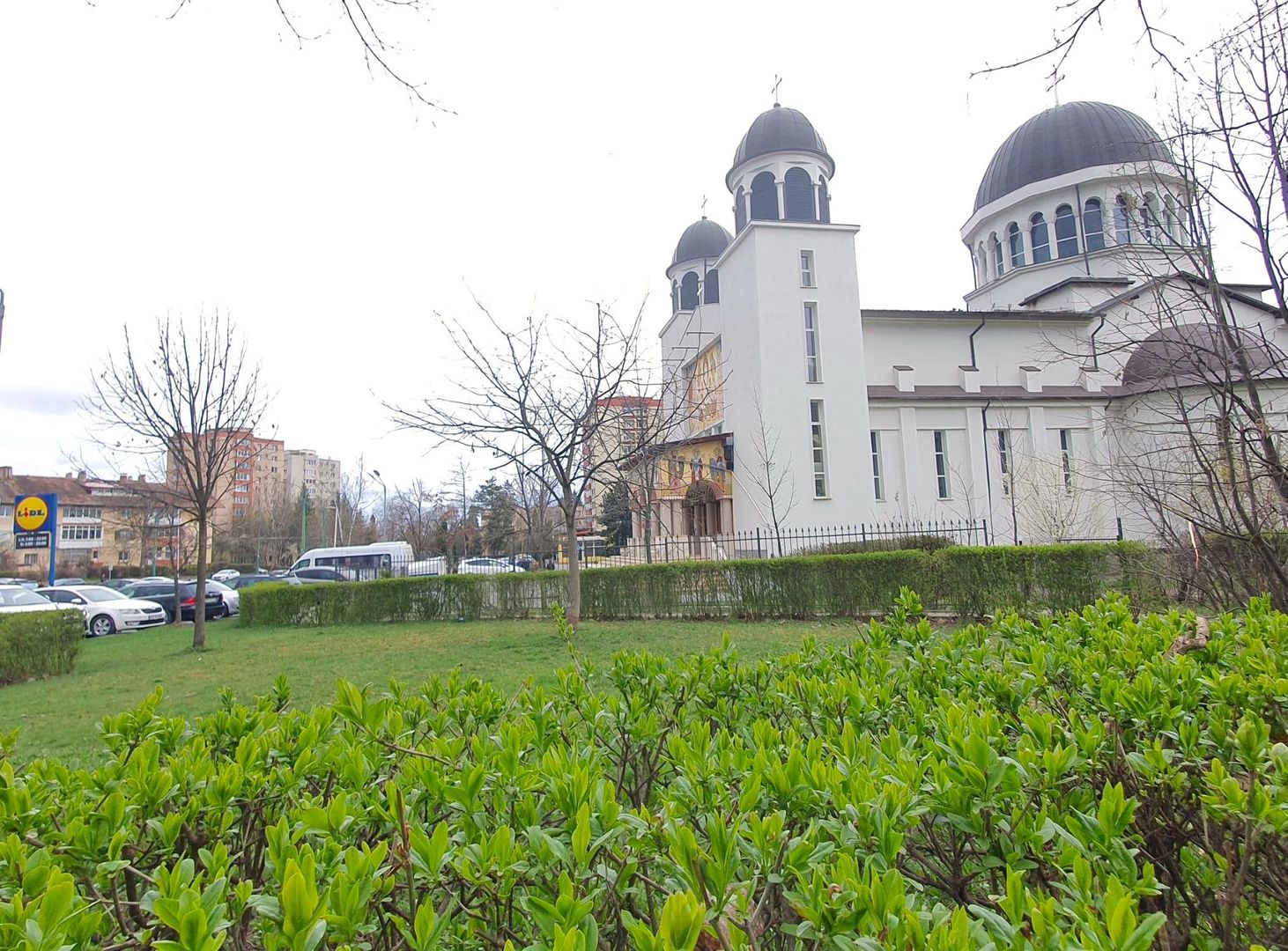 Apartament luminos cu vedere spre biserică, într-un cartier verde și liniștit. - Poză 29