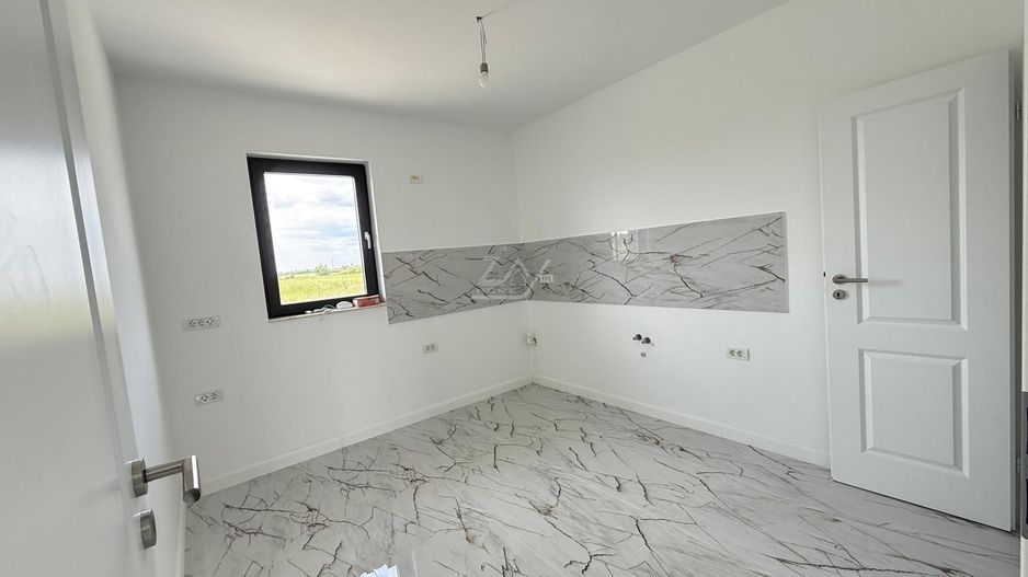 Duplex finalizat despartit prin camera tehnica. 3 dormitoare. 2 balcoane. - Poză 5