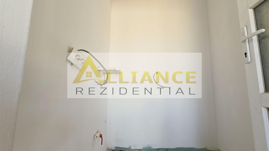 Casa individuala- 6 camere - 4 bai- 3 dressinguri-100m de autobuz - Poză 8