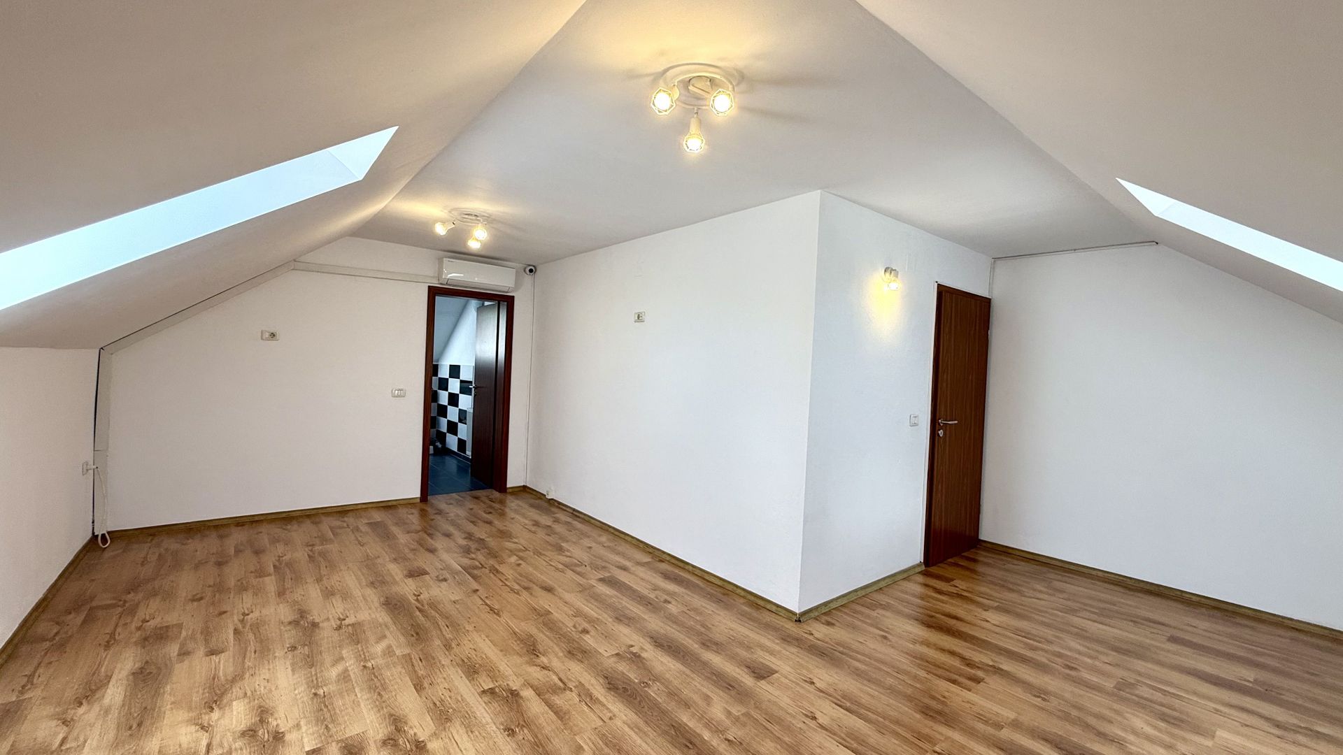 IMOBIL CU MULTIPLE DESTINATII - Poză 17