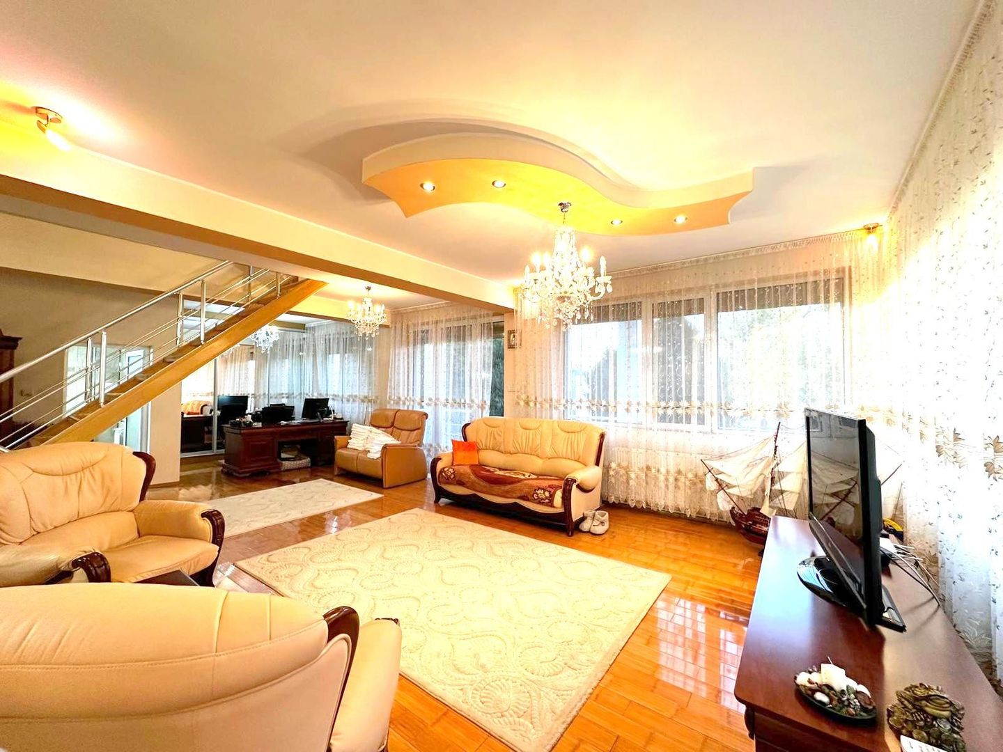 Vila de vanzare zona Metro/Arcasilor - P+1E+M - Poză 15