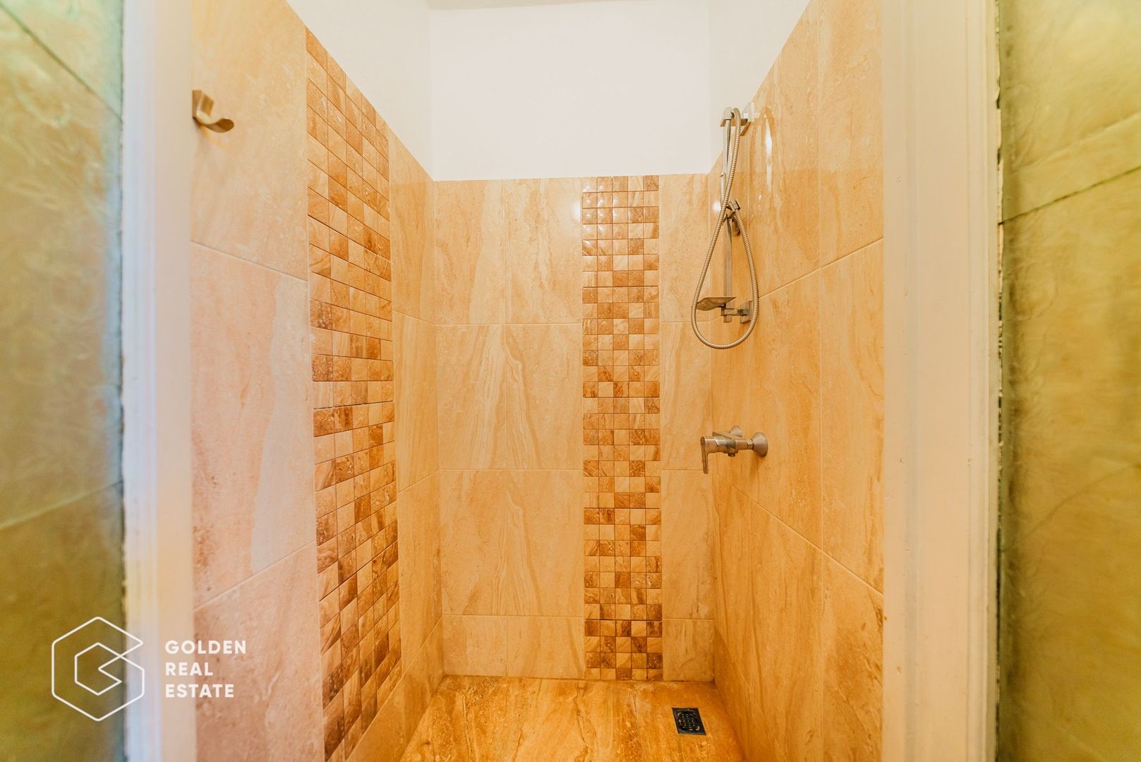 Vila superba, P+E,  Cuvin, 9 camere, 200 mp si teren 1300 mp plus anexa 3 camere - Poză 26