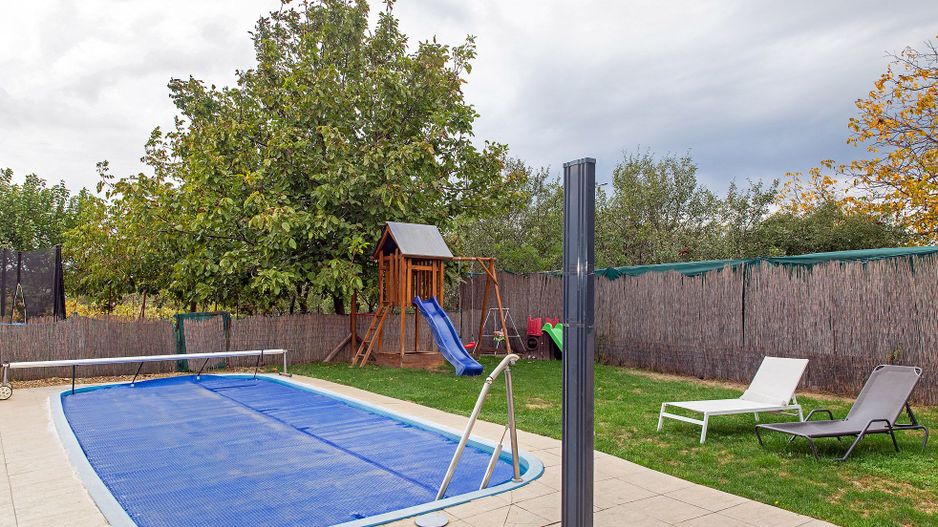 Vilă cu 5 dormitoare, 4 băi, 2 248mp teren, piscină. Preț: 229 000 Eur - Poză 15