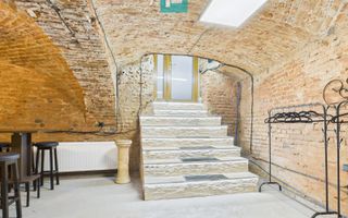 Eleganță subterană - pivniță exclusivistă Arad - Poză 3