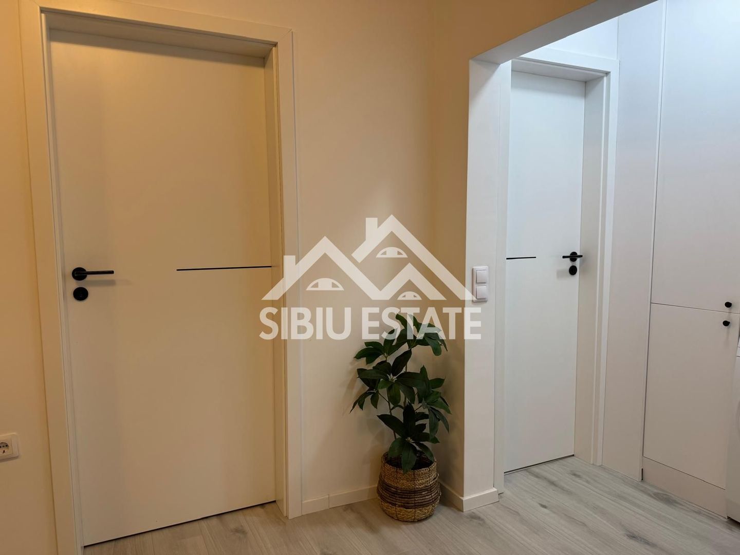 Apartament 3 camere 2 bai, pivita recent renovat-in Sibiu M.Viteazul - Poză 16