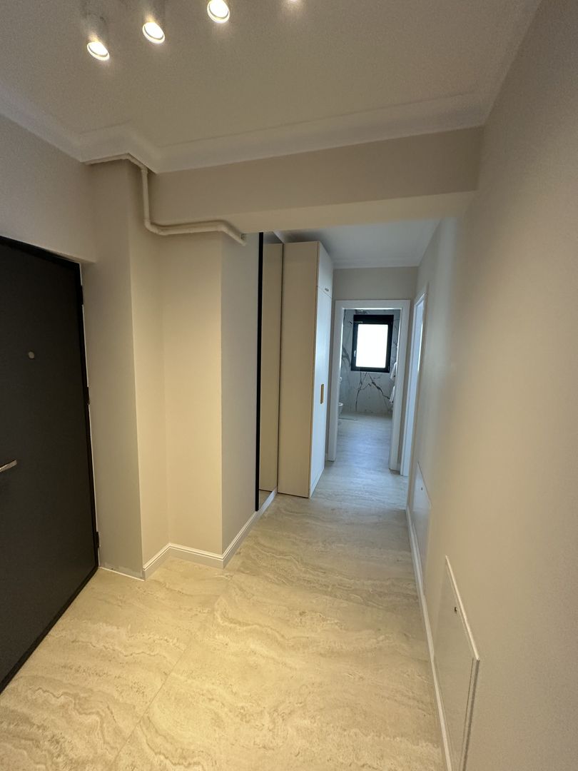 Apartment deosebit cu curte proprie se vinde complet mobilat - Poză 9