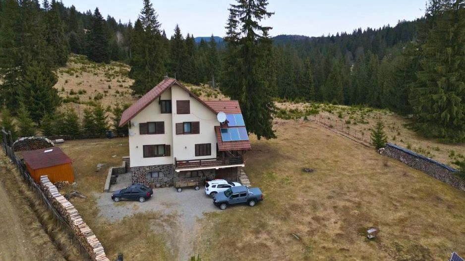 Vilă cu 10 camere P+2E+M 400 M² utili 2800 M² Teren Comandau - Poză 19