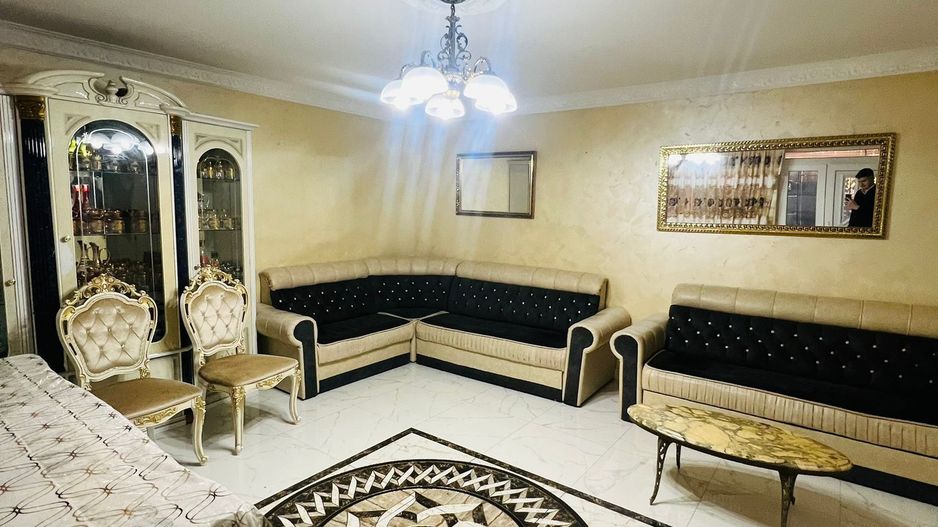 Casa cu teren , ULTRACENTRAL , singur in curte - Poză 3