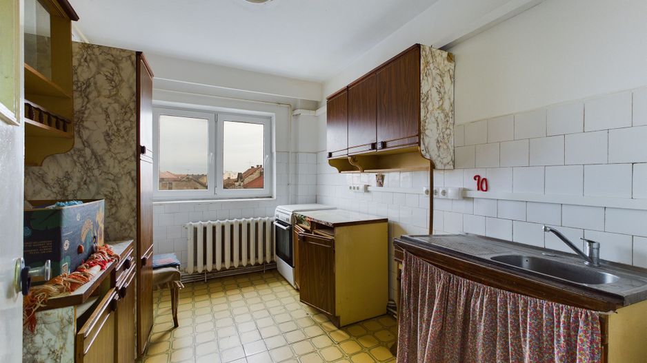 Apartament central cu 4 camere - Poză 1