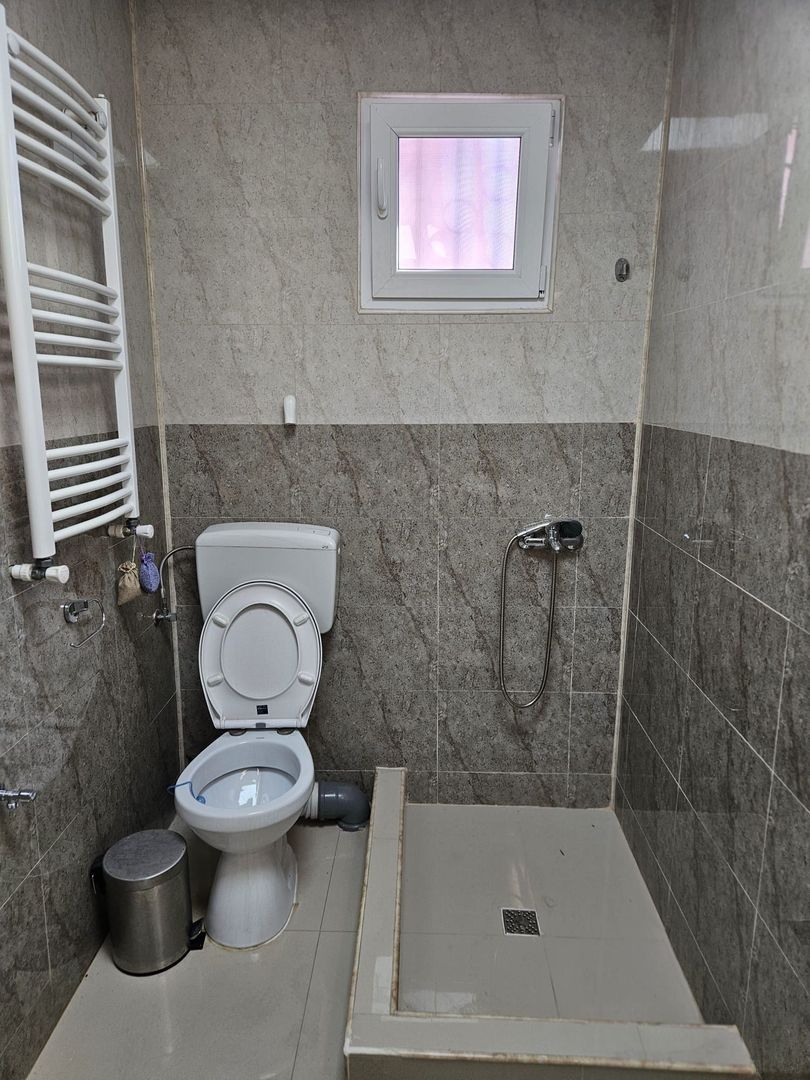 Spre Chirie - apartament 3 camere , etaj 1 in Vila - Poză 15