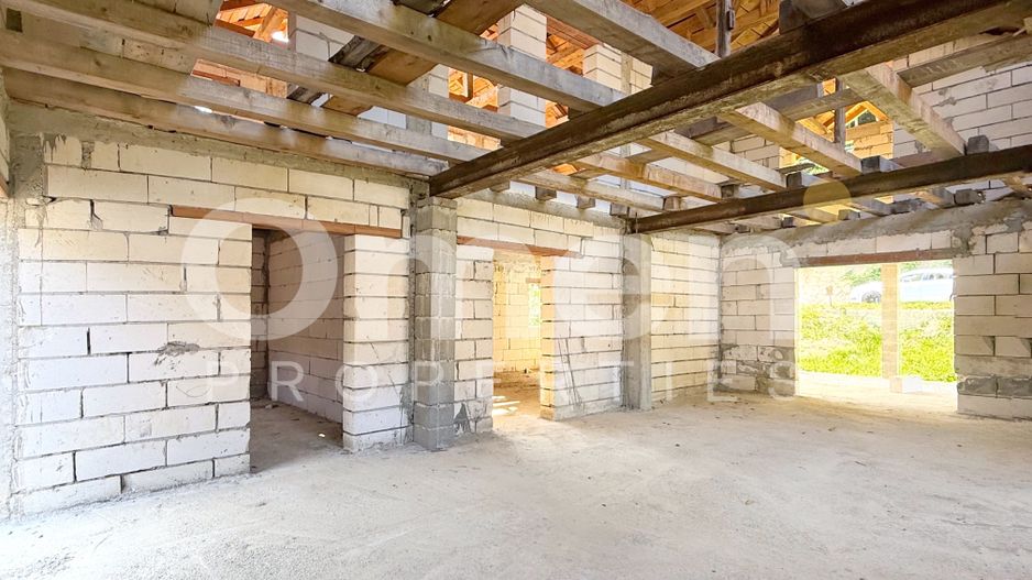 Casa la rosu de 304 mp utili, in Baita,Maramure-colț de rai într-o zonă retrasă - Poză 4