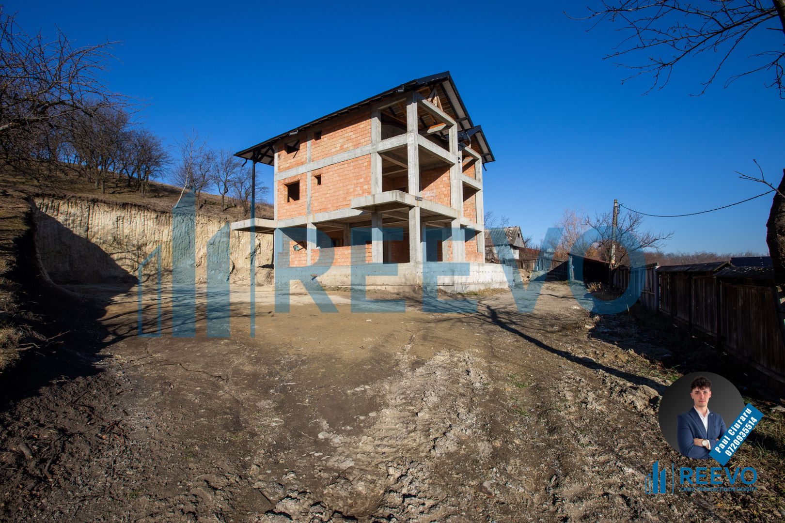 Pensiune/Vilă la roșu P+E+M în Sărata - Poză 4