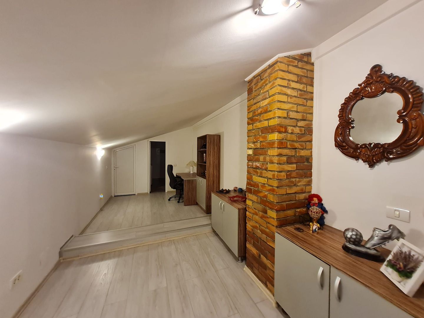 Vila generoasa,zona Lunei - Poză 8