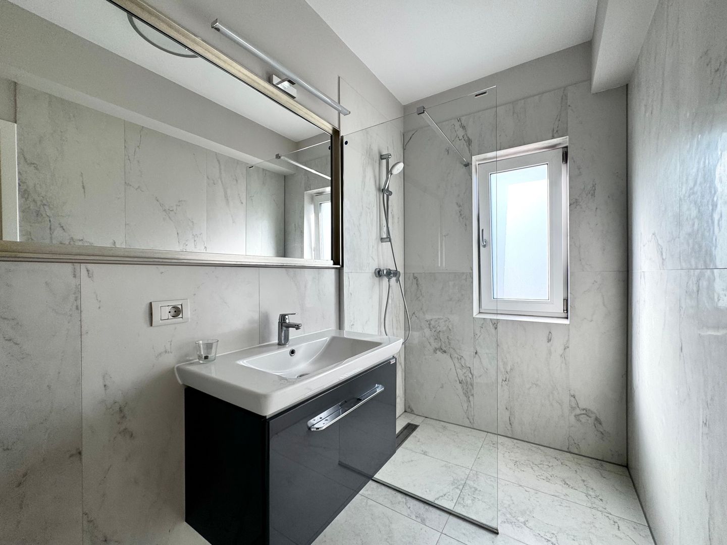 Casa spațioasă, cu teren generos, zona liniștită - in Braytim - Poză 22