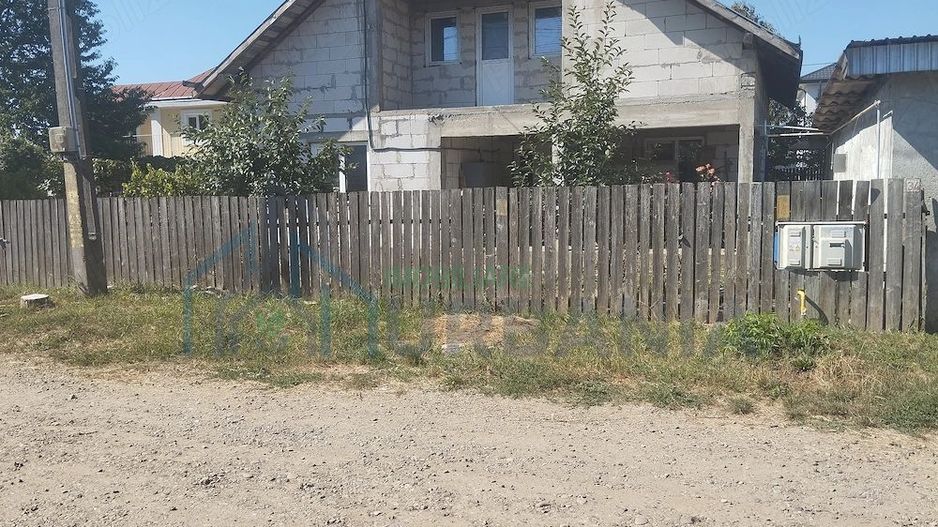 Casă la roșu cu garaj și teren 600 mp în Cartierul Aerodrom, Pașcani - Poză 1