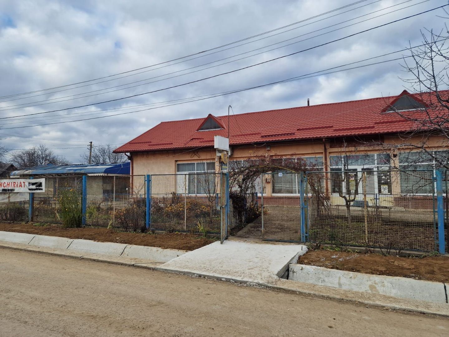 Se oferă spre vânzare / închiriere clădire cu spațiu comercial - Poză 24