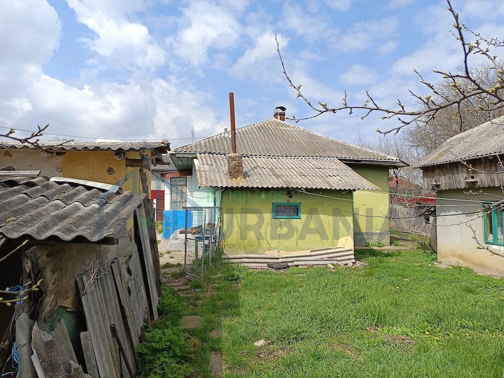 Casă tradițională cu teren generos în Oțeleni, județul Iași - Poză 4