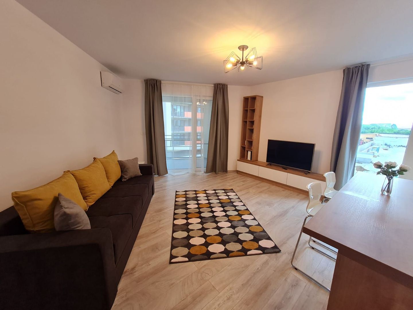 Lux la 10 minute de Iulius Town - Poză 1