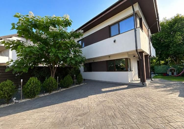 Duplex spațios, complet mobilat, într-o zonă liniștită, lângă râu - Poză 1